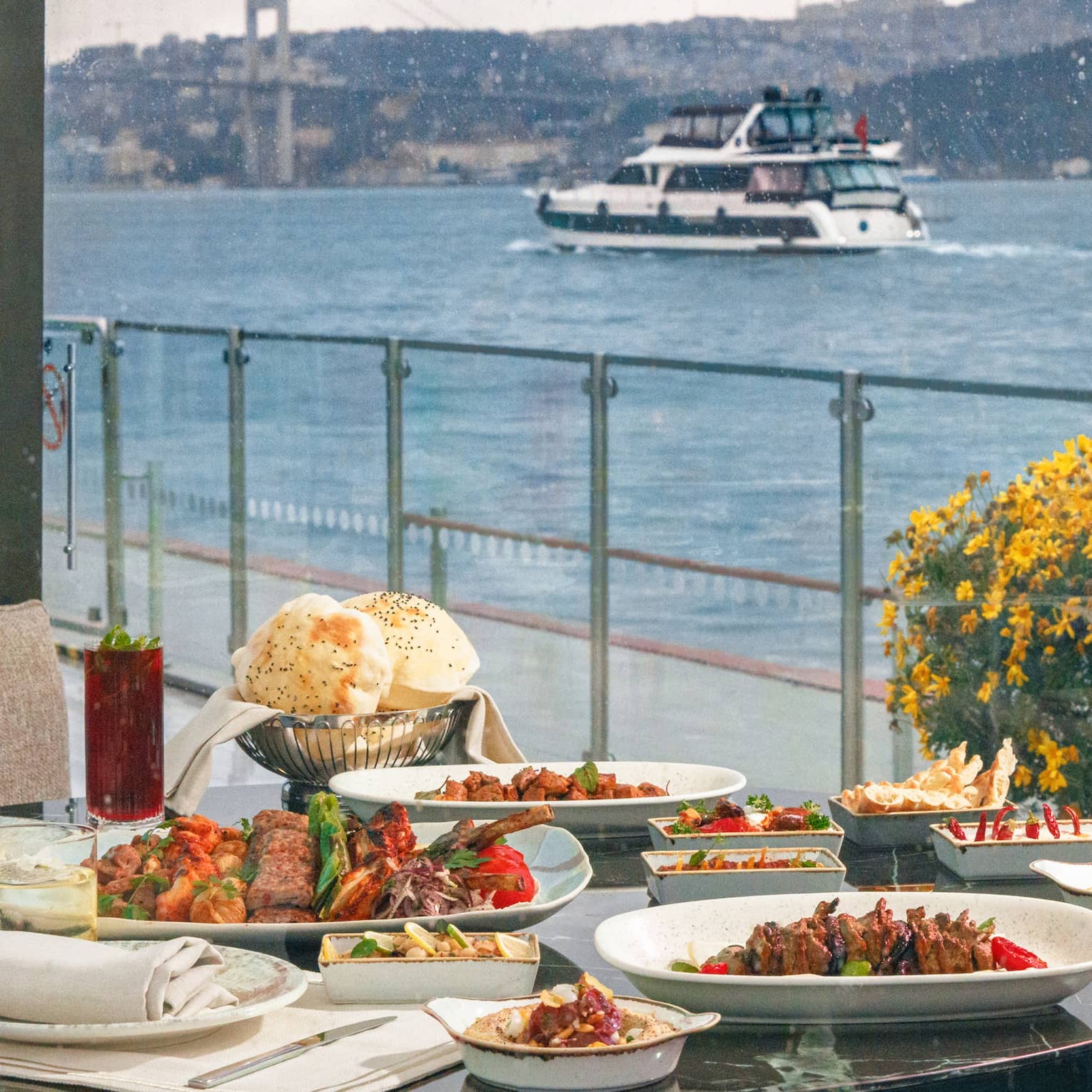 YALI Lounge - Bar in Beşiktaş, Istanbul